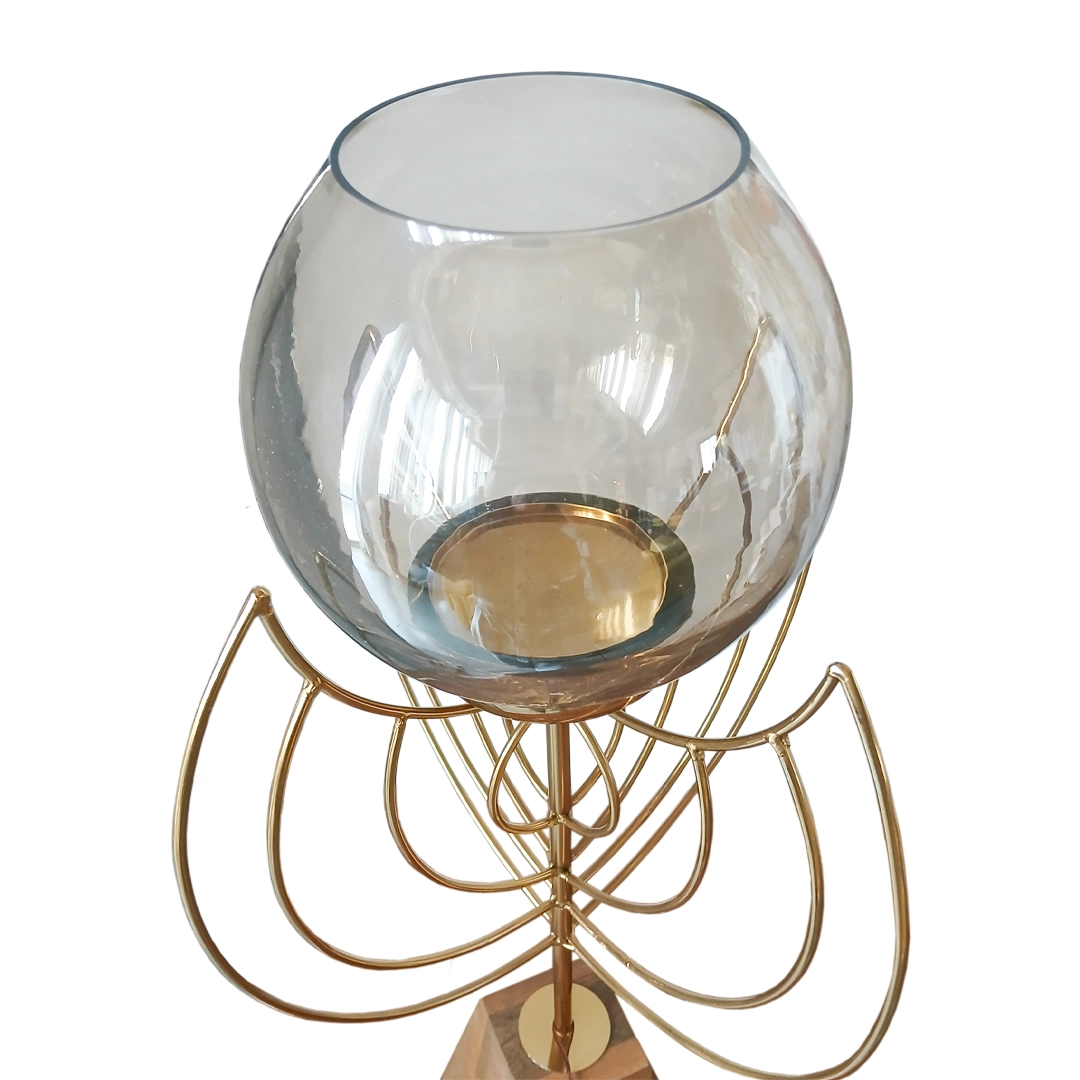 Candelabro Alto de Metal y Madera Dorado - Image 2